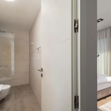 La Tina Lt Croatia ペトルチャネ